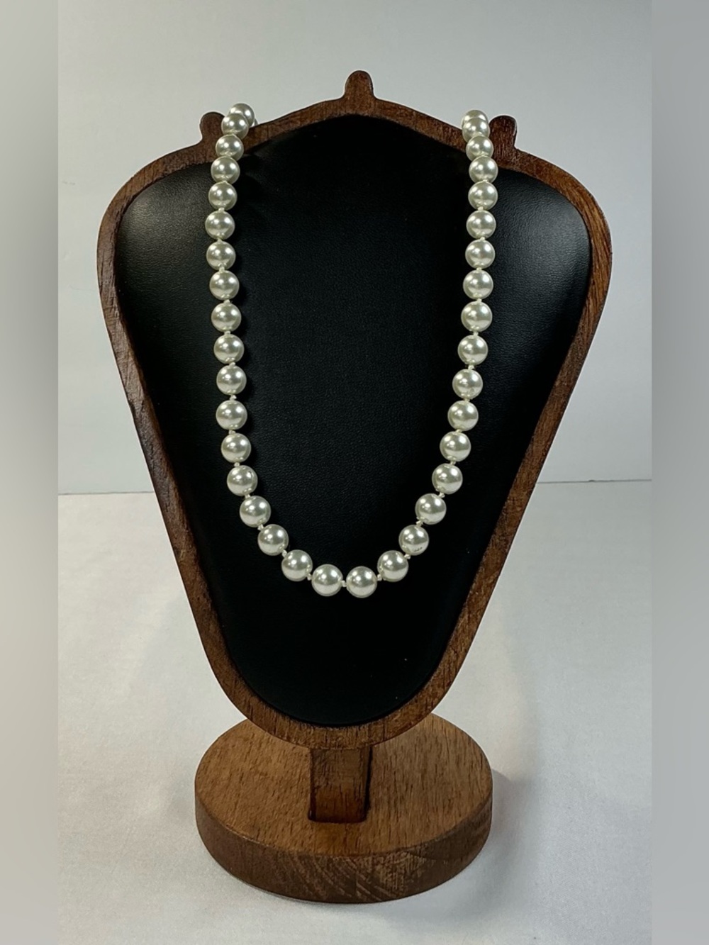 Vintage Pearl Necklace Classic Strand Elegant 20” GOLD Tone Claps Timeless